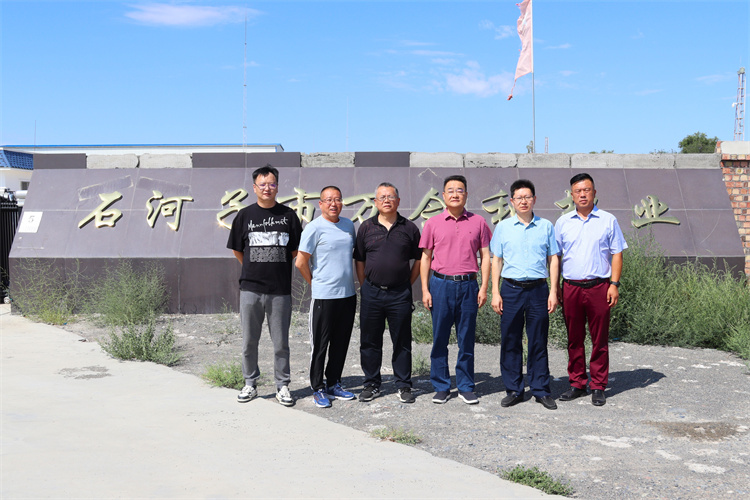 省供銷社黨組副書記、監事會主任張強調研集團公司在疆合作企業