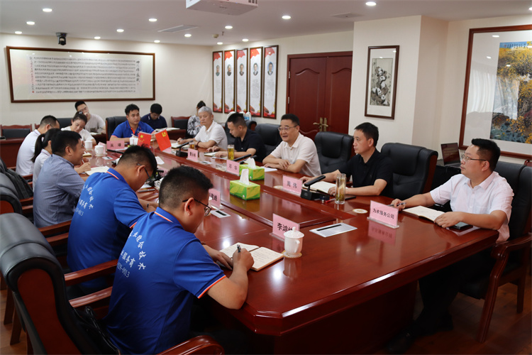 鄧華會(huì)見蒙牛集團(tuán)常溫營(yíng)銷中心、成都天杰有機(jī)農(nóng)業(yè)發(fā)展有限公司相關(guān)負(fù)責(zé)人一行